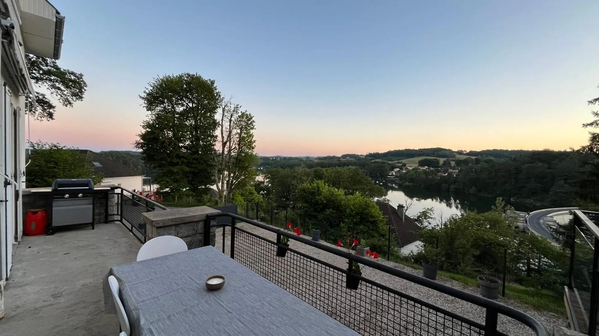 Holiday home Maison Au Bord Du Lac Saint-Etienne-Cantales