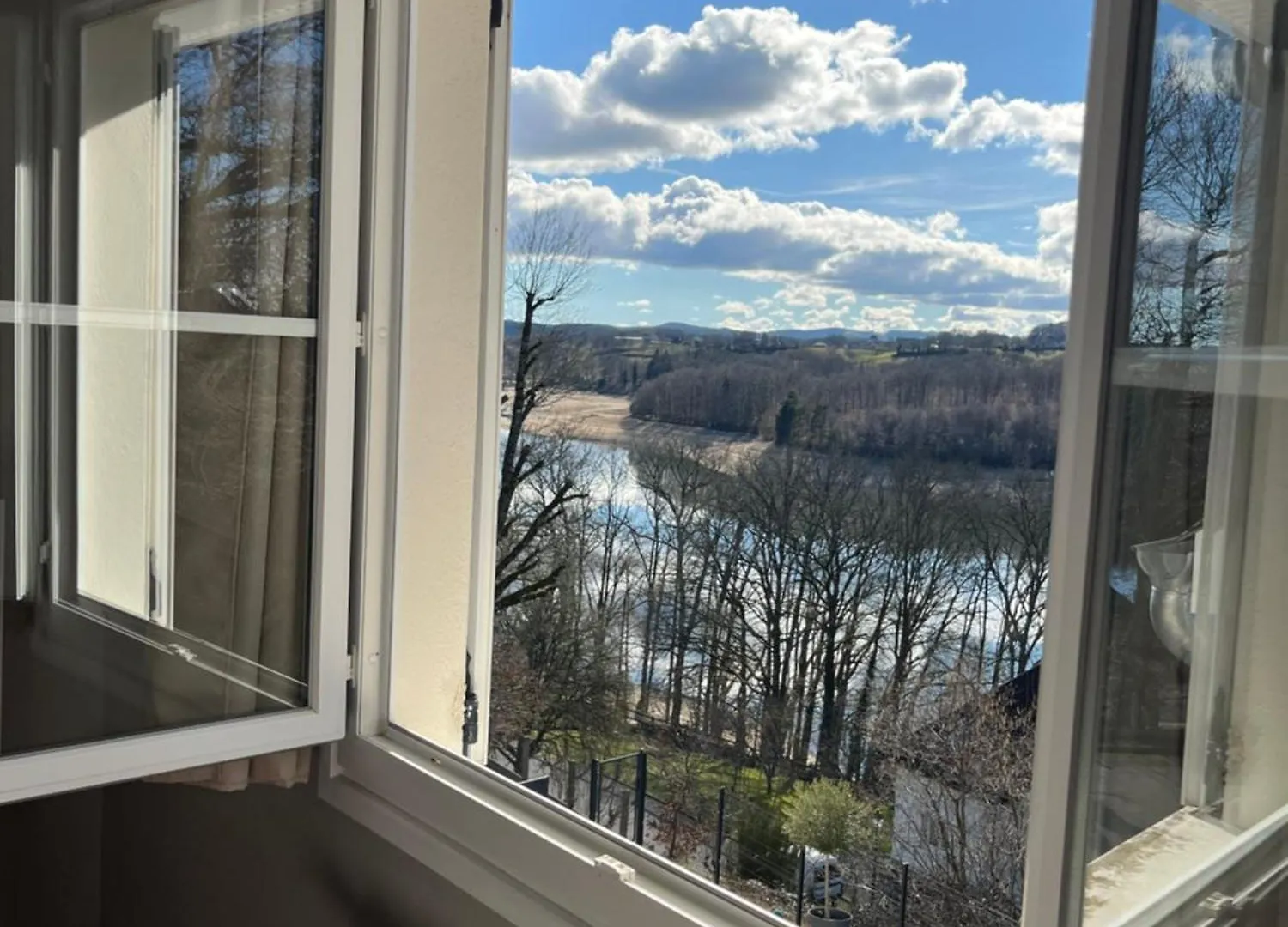 Maison Au Bord Du Lac Saint-Etienne-Cantales Holiday home